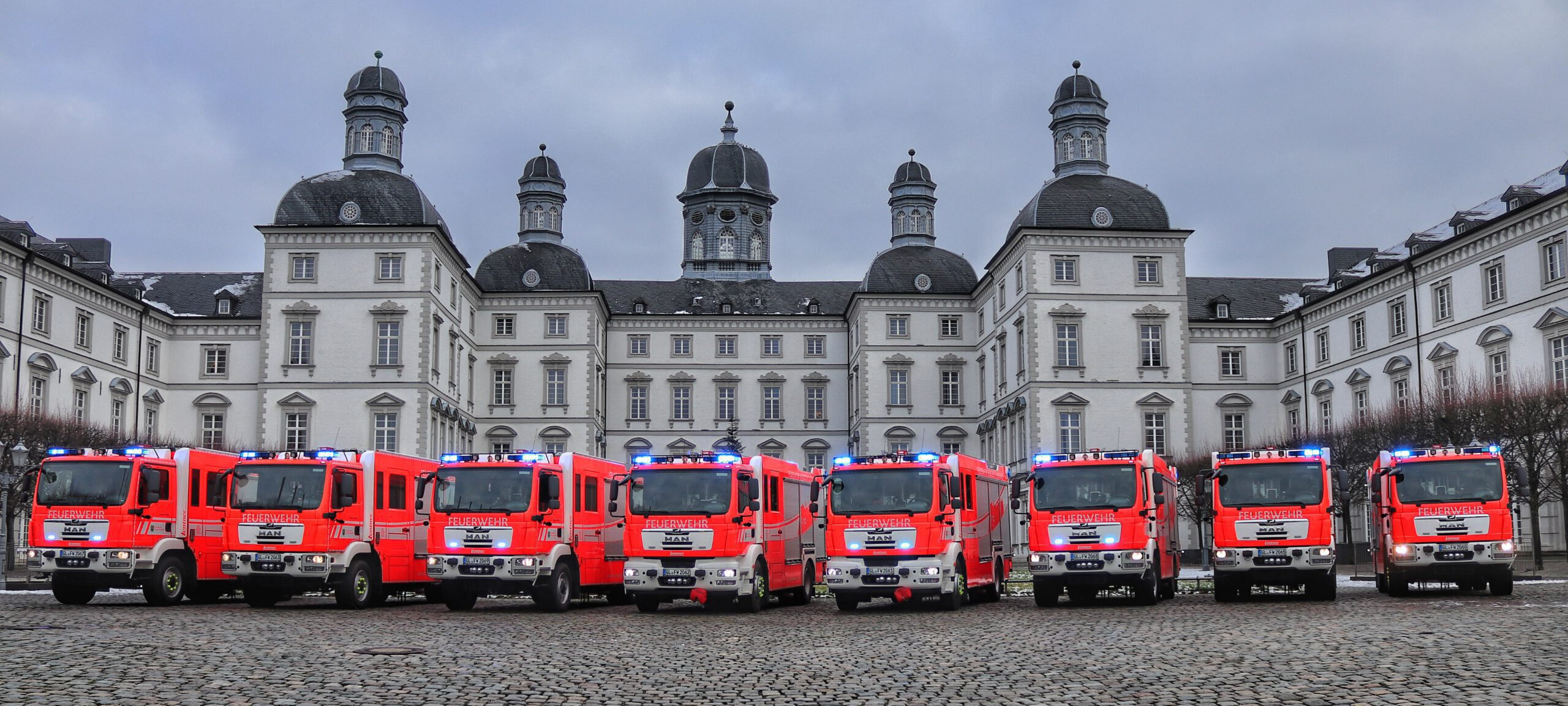 Fahrzeuge der Feuerwehr Bergisch Gladbach vor dem Bensberger Schloss
