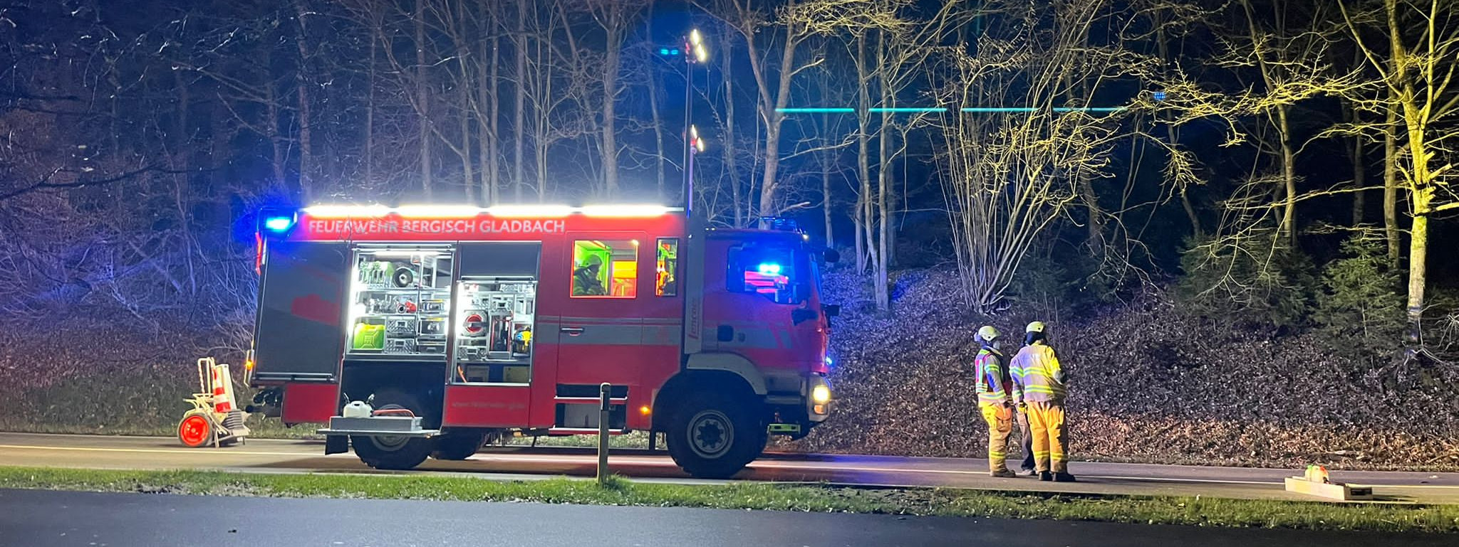 Ausleuchtung einer Einsatzstelle mit im Fahrzeug integriertem Lichmast